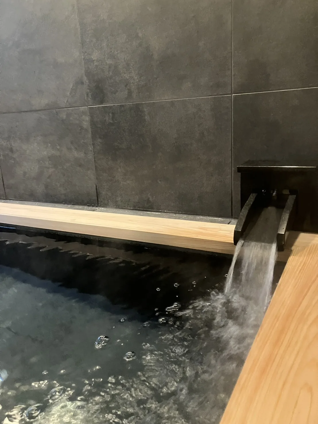 湯口から注ぐ源泉
